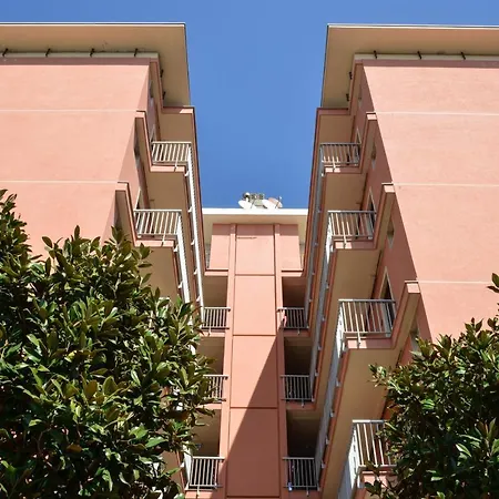 アパートホテル Laura ボルディゲーラ