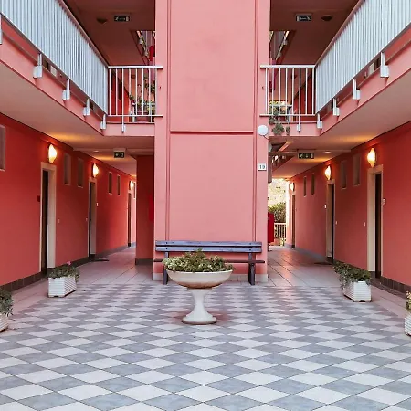 Ξενοδοχείο με διαμερίσματα Laura 3*